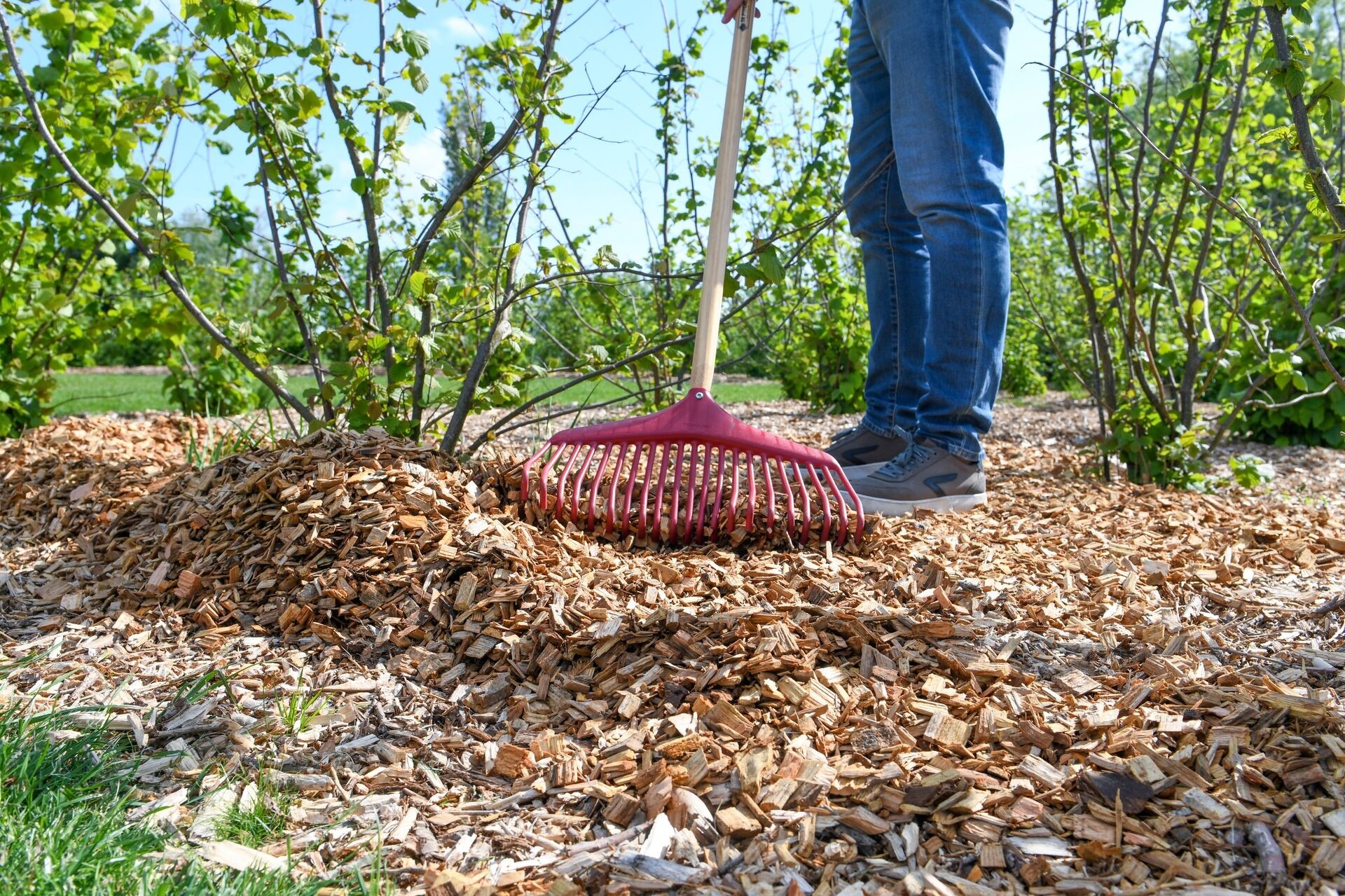 Ručna primena malča od borove kore na većoj površini