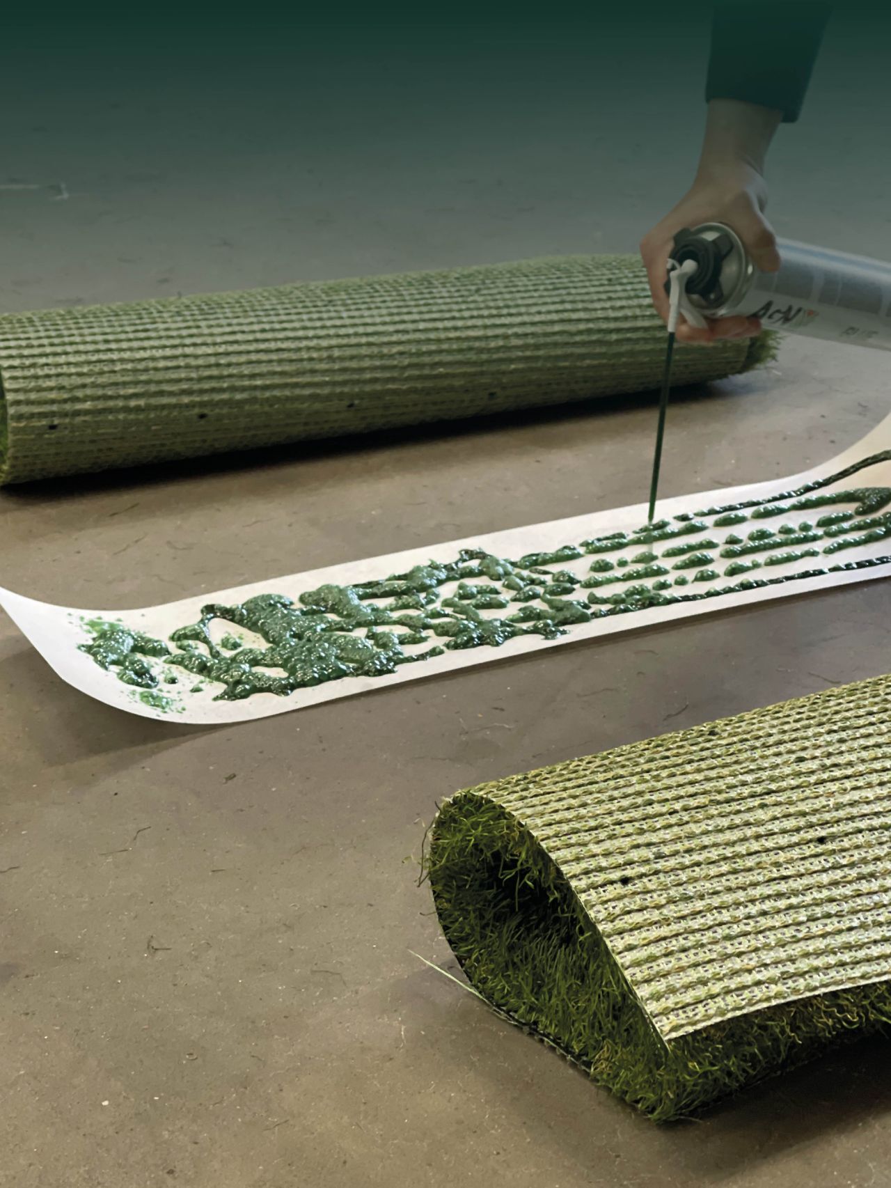 Postavljanje veštačke trave – nanošenje lepka